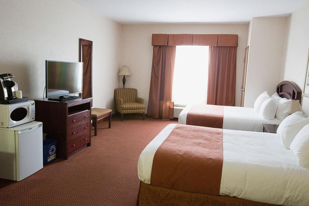 Pomeroy Inn&Suites Fort St. John Buitenkant foto